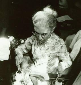 nise da silveira 1 Mulher dá comida para cão enquanto outro a olha