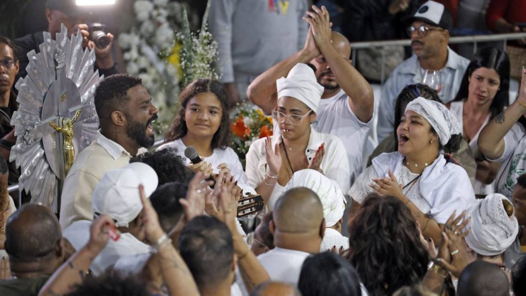 Corpo de Arlindo Cruz é enterrado após despedida com batucada em Madureira
