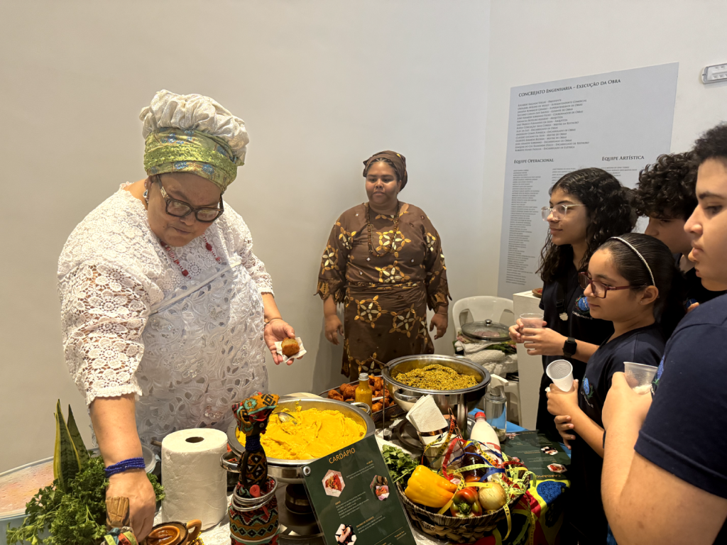 mulheres entregam doces para crianças