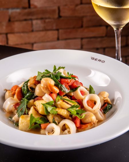 Gnocchi de batata dourado em panela com lulas e vieiras