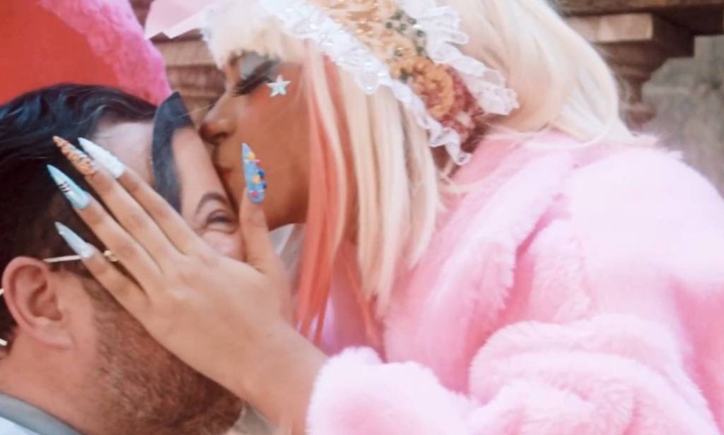 Wenny faz as pazes com jornalista Arthur Pires em novo clipe