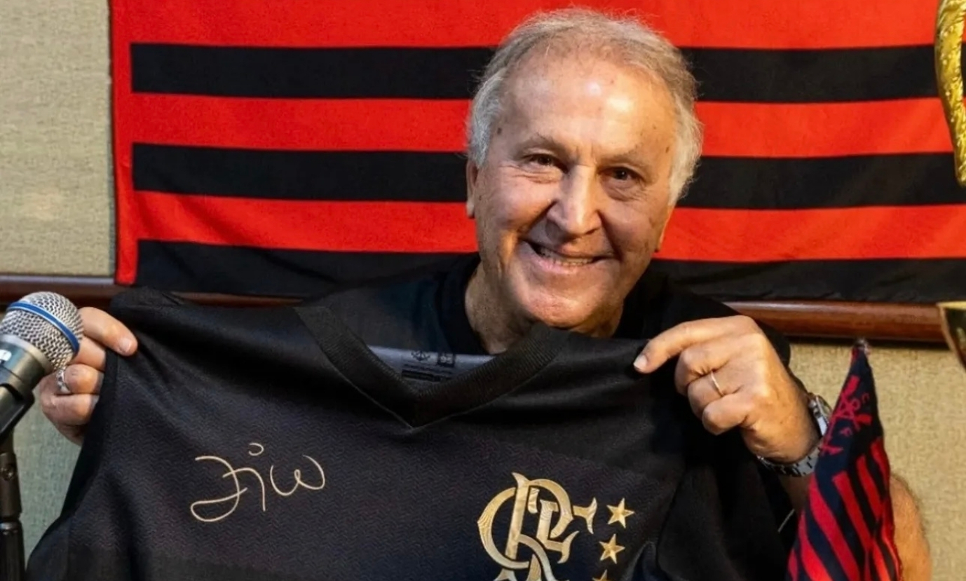 Zico leva filhos a assinarem contrato de torcida com os pais