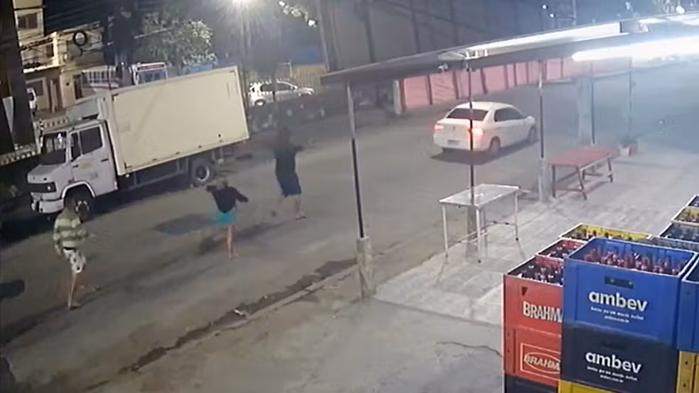 Violência: taxista deu ré para atropelar a mulher que tentava alcançar o carro