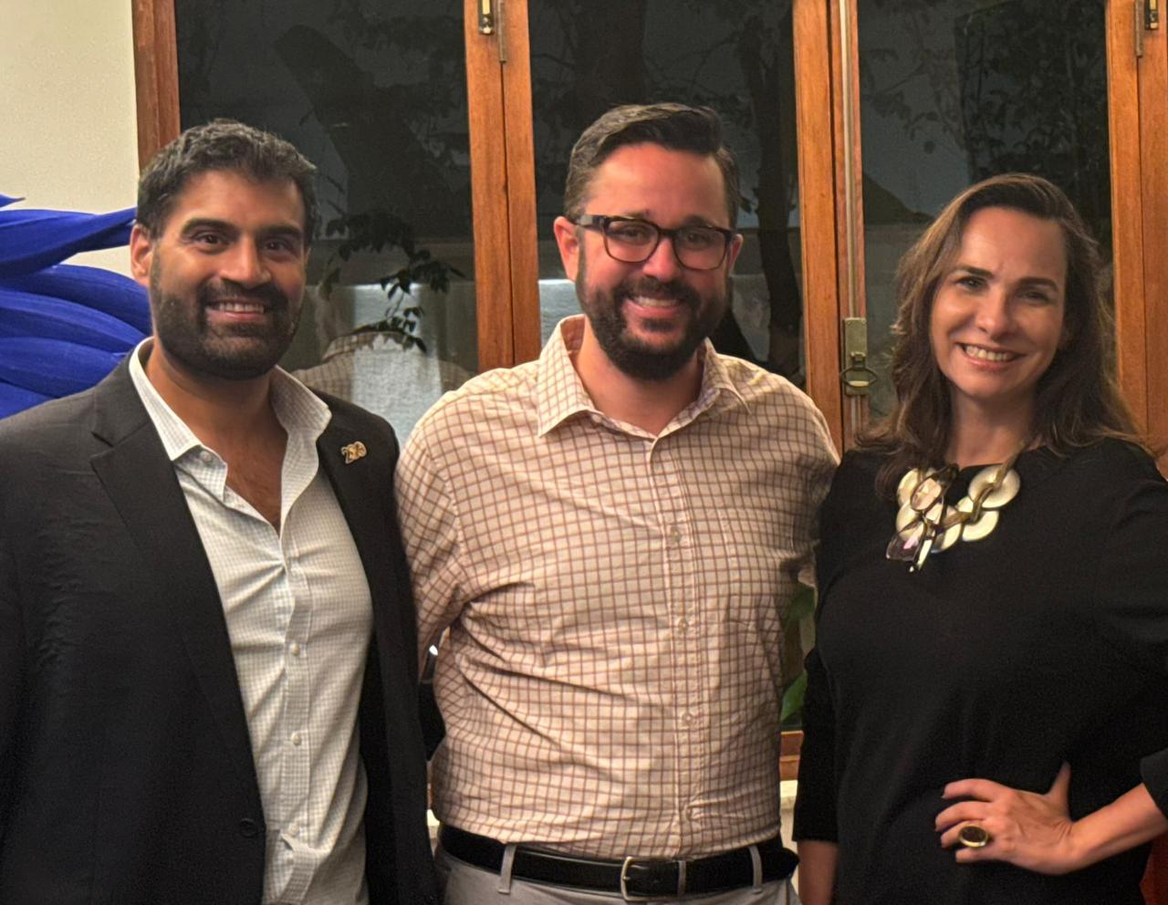 Anjoum Noorani (cônsul geral da Grã-Bretanha), Michael McLean (adido de imprensa do Consulado dos EUA) e Cristina Beltrão (Fundadora do Instituto Bazzar)