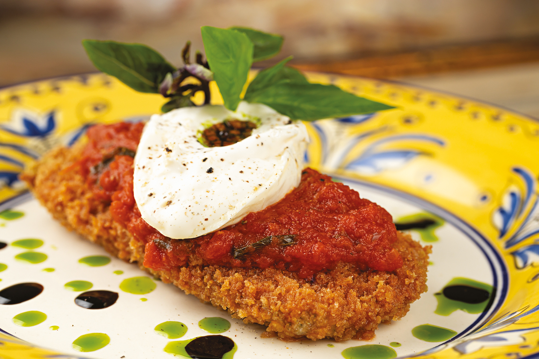 Babbo: berinjela frita, pomodoro, burrata e manjericão