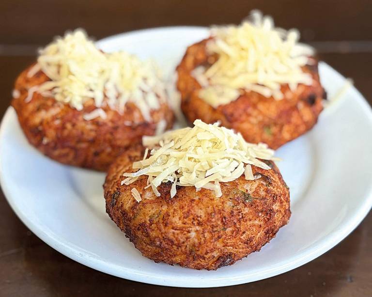 <span>Parada obrigatória da boemia carioca na Tijuca, o Bar do Momo traz um de seus maiores clássicos: o bolinho de arroz recheado com mussarela, parmesão, queijo prato e linguiça calabresa (foto). Vai ter também um arroz de rabada campeão e pudim de leite, daquele com a textura lisinha</span> <span>Parada obrigatória da boemia carioca na Tijuca, o Bar do Momo traz um de seus maiores clássicos: o bolinho de arroz recheado com mussarela, parmesão, queijo prato e linguiça calabresa (foto). Vai ter também um arroz de rabada campeão e pudim de leite, daquele com a textura lisinha</span>