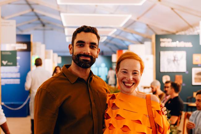 Bernardo Mosqueira, um dos fundadores e gestores do Solar dos Abacaxis e curador do Prêmio Foco (ArtRio), e Vivian Gandelsman, gerente de relacionamento com colecionadores da ArtRio