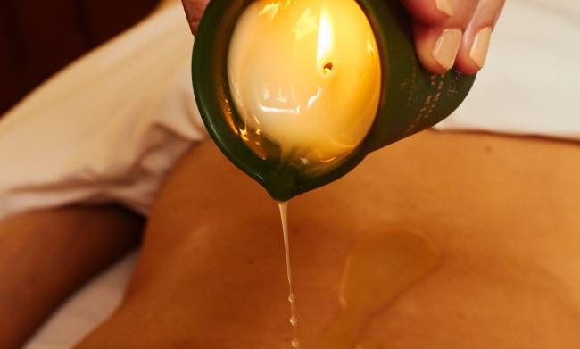 Massagem com cacau no Emiliano