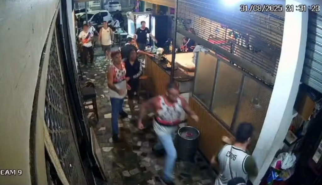 Em Copacabana, torcedores de organizada do Flamengo agridem vascaínos