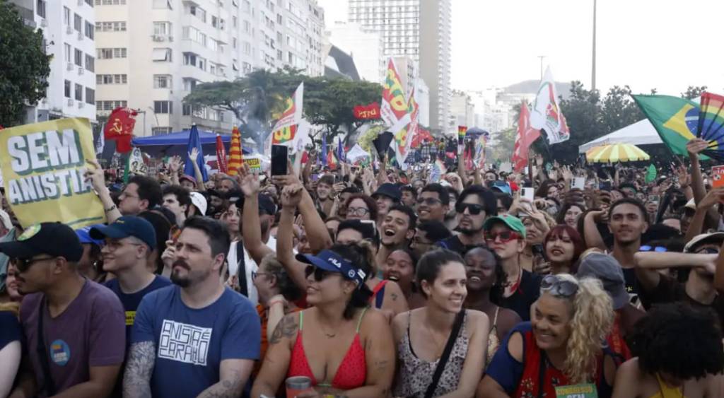 Quantas pessoas se reuniram contra a PEC da Blindagem em Copacabana