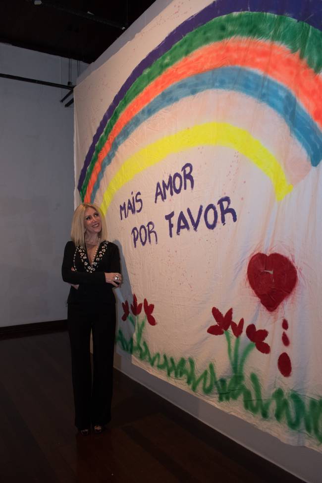 Isabela Francisco com o lençol central da sala com a participação de mulheres trans