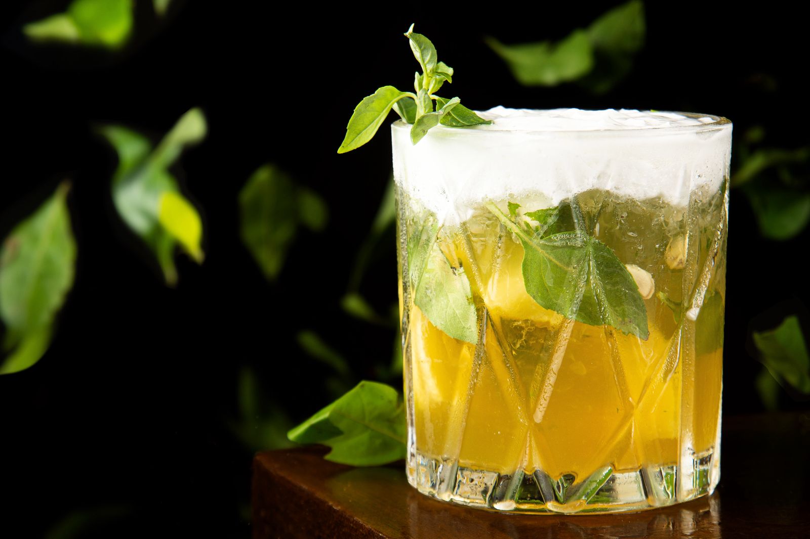 Dida Bar: onilê traz cachaça ouro, manjericão e mel.
