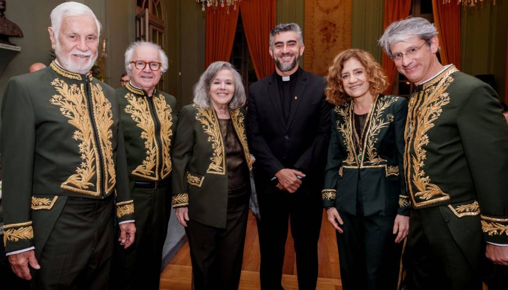 PUC em festa com a posse de Paulo Henriques na ABL