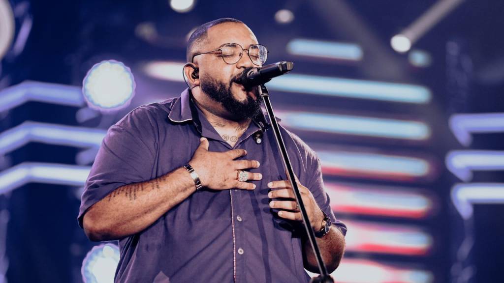 Cantor Tiee faz show normalmente após van com equipe ser assaltada