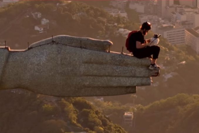 Polícia investiga caso de homem que saltou de paraquedas do Cristo Redentor
