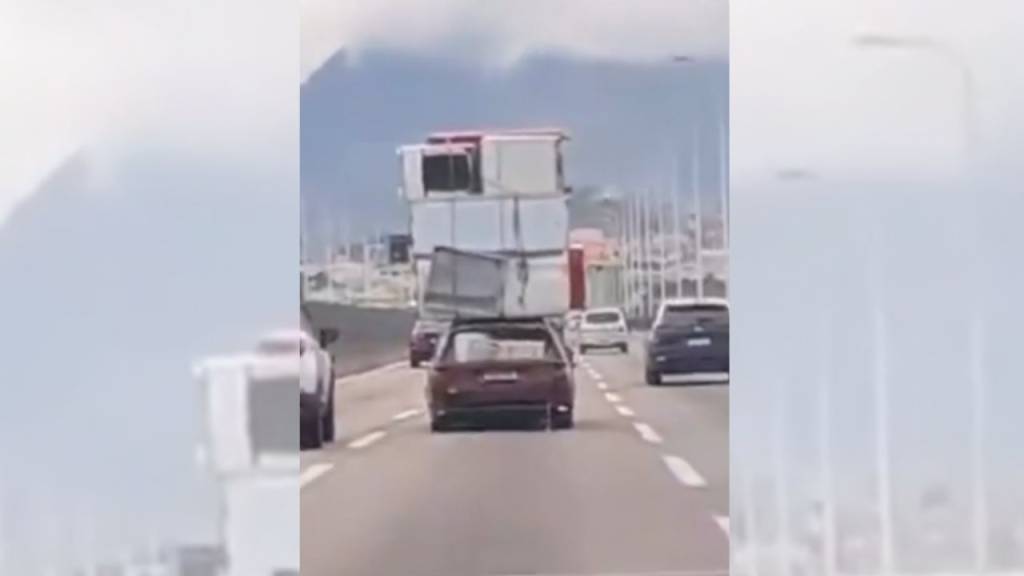 Viu? Carro cruza a Ponte Rio-Niterói com três eletrodomésticos amarrados