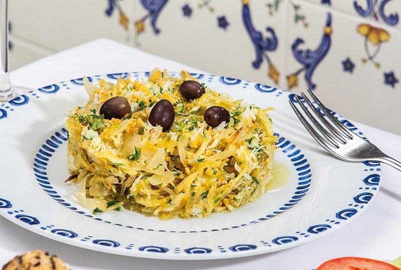 <span>Embaixada portuguesa na Lagoa, o Rancho Português sobe a serra com o bacalhau à brás, desfiado com batata palha, ovo mexido, azeitona e alho frito (foto), o arroz de pato molhadinho com rodelas de chouriço português, e seus irreparáveis pastéis de nata. Vai ser difícil resistir</span> <span>Embaixada portuguesa na Lagoa, o Rancho Português sobe a serra com o bacalhau à brás, desfiado com batata palha, ovo mexido, azeitona e alho frito (foto), o arroz de pato molhadinho com rodelas de chouriço português, e seus irreparáveis pastéis de nata. Vai ser difícil resistir</span>