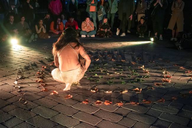 Uýra, Espiral da Morte, 2022. Foto Hyerim Han Espiral da Morte: artista indígena Uýra exibe performance