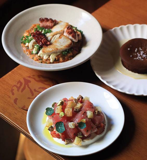 <span>Dono do contemporâneo Koral, o chef Pedro Coronha vai preparar um fresquíssimo atum mediterrâneo e o arroz de corais, que leva peixe, polvo, chorizo e caldo de frutos do mar. Para adoçar o paladar tem fondant de chocolate regado com creme de pistache e flor de sal</span> <span>Dono do contemporâneo Koral, o chef Pedro Coronha vai preparar um fresquíssimo atum mediterrâneo e o arroz de corais, que leva peixe, polvo, chorizo e caldo de frutos do mar. Para adoçar o paladar tem fondant de chocolate regado com creme de pistache e flor de sal</span>