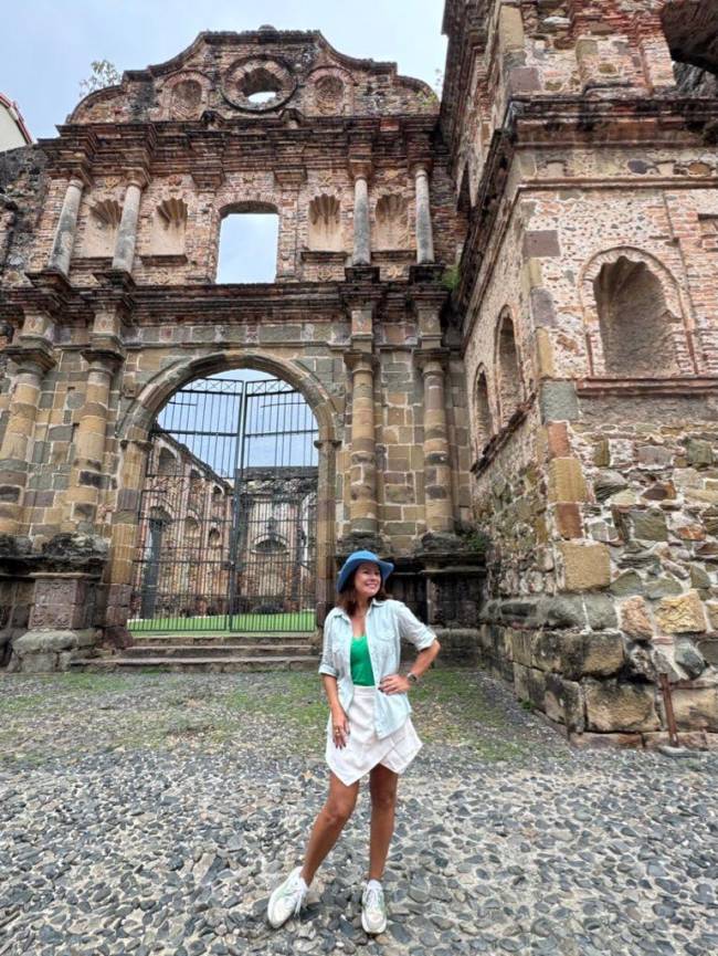 Renata Araújo nas ruínas do Antigo Convento de Santo Domingo, no Casco Viejo Renata Araújo nas ruínas do Antigo Convento de Santo Domingo, no Casco Viejo