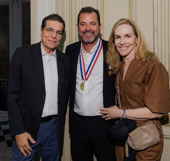 Miguel Pinto Guimarães entre Ali Kamel e Patricia Kogut