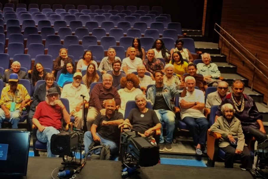 Zezé Motta no centro com os artistas do Retiro