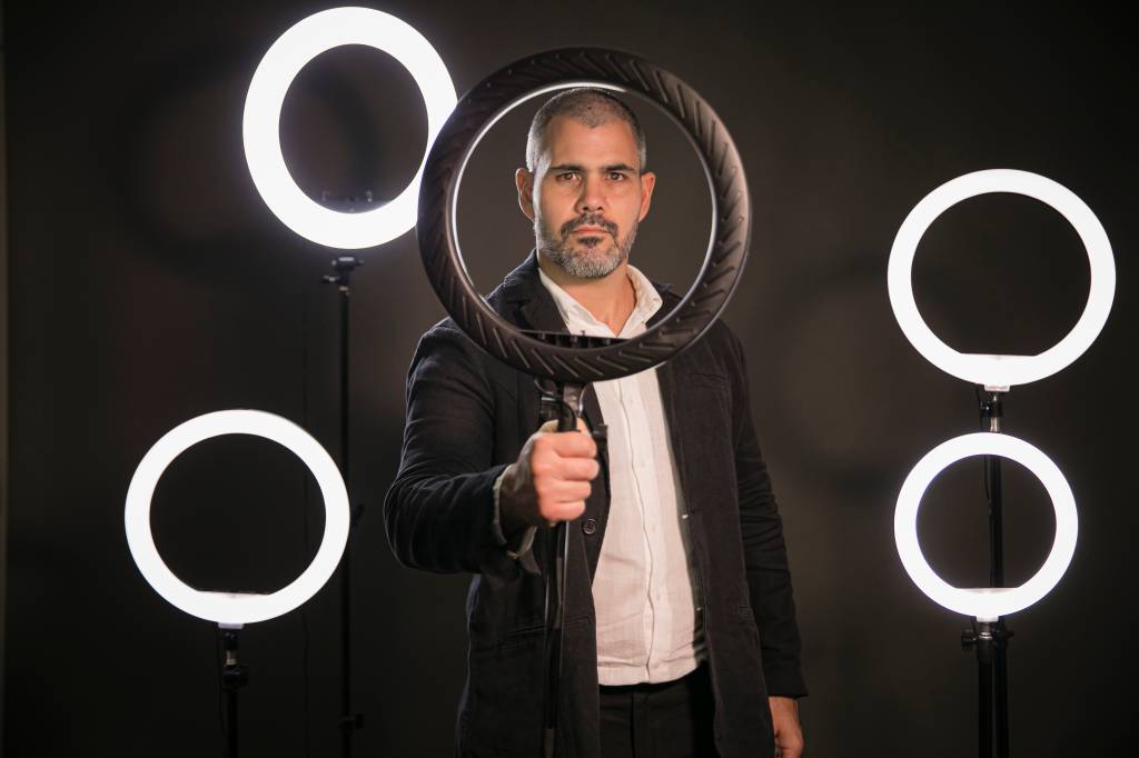 Teatro, por Claudia Chaves: “Compliance” — conversa com Cazarré