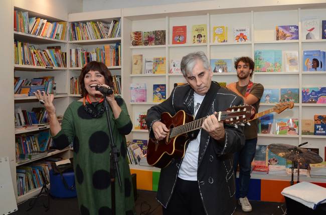 Apresentação de Lucília de Assis e Alexandre Dacosta no Micro Showzaço