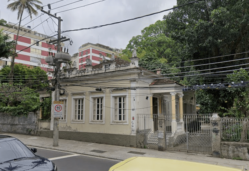 A entrada principal da casa da Marquês 208