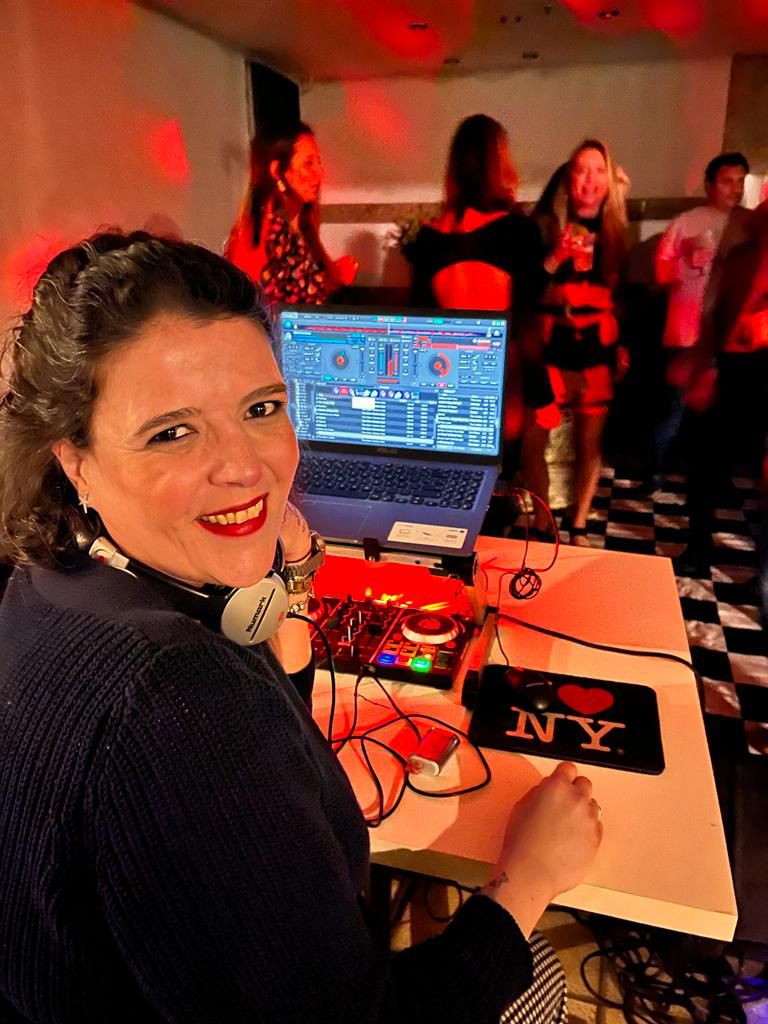 DJ Carol Novaes Empório 37 DJ Carol Novaes, do Empório 37