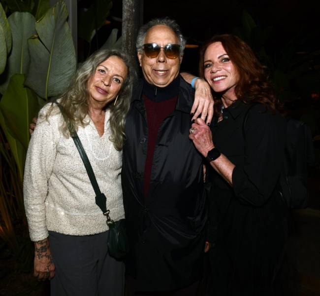 Jards Macalé entre as irmãs Gisele e Leilane Neubarth, no dia 22 de outubro