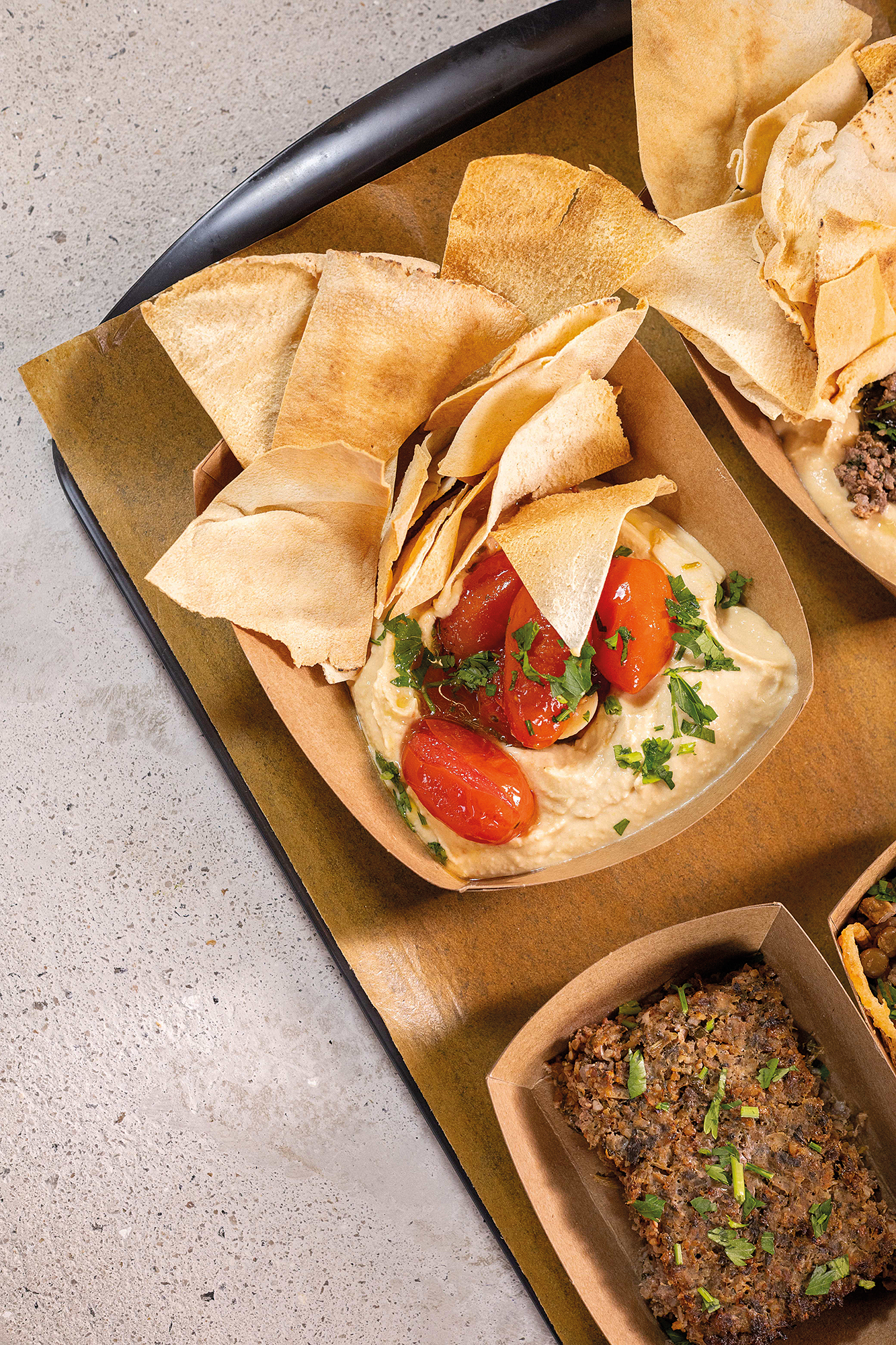 Gebar Humus com tomatinhos confit e quibe de forno. Crédito Ananda Neves