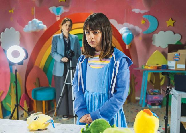 Klara Castanho e Karine Teles estrelam thriller sobre crianças influencers