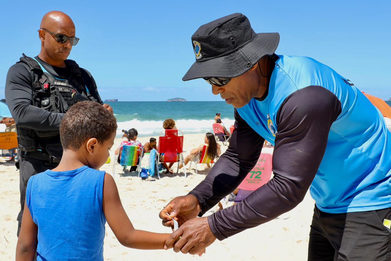 Prefeitura distribui pulseiras de identifica&ccedil;&atilde;o na praia