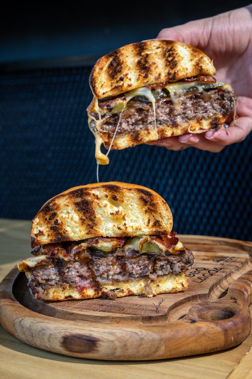 hamb&uacute;rguer BBQ, no brioche com maionese artesanal, cebola caramelizada, bacon, american cheese e picles