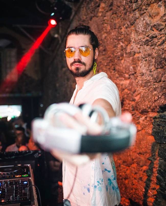 Caio Bucker, um dos sócios da Destilaria Maravilha, que também é DJ mensal da casa, mas toca em várias festas cariocas