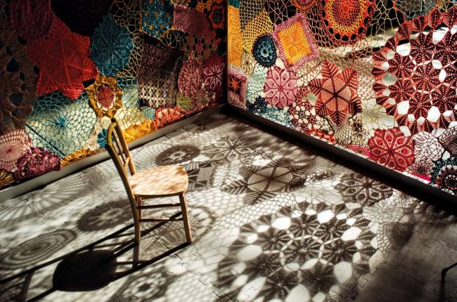 Casa de crochê na Caixa Cultural tem sessões de tramas infantis