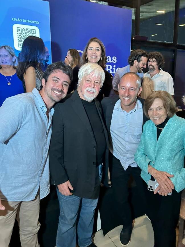 Em cima, só a cabeça, está Monica Matera, gerente administrativa do Ilhas, o pesquisador Augusto Machado, Paul Watson, Caio Salles, gerente de comunicação do Ilhas, e Sylvia Earle