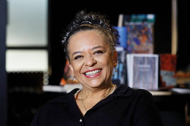 No Forno: imortal Ana Maria Gonçalves prepara livro sobre a menopausa