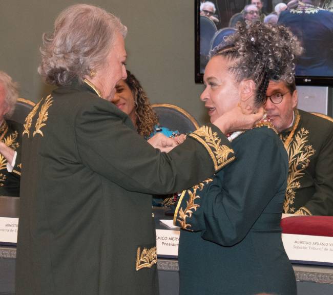 Ana Maria Machado entrega colar para Ana Maria Gonçalves