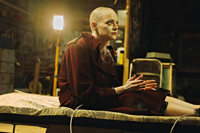 Emma Stone interpreta CEO sequestrada em comédia ácida