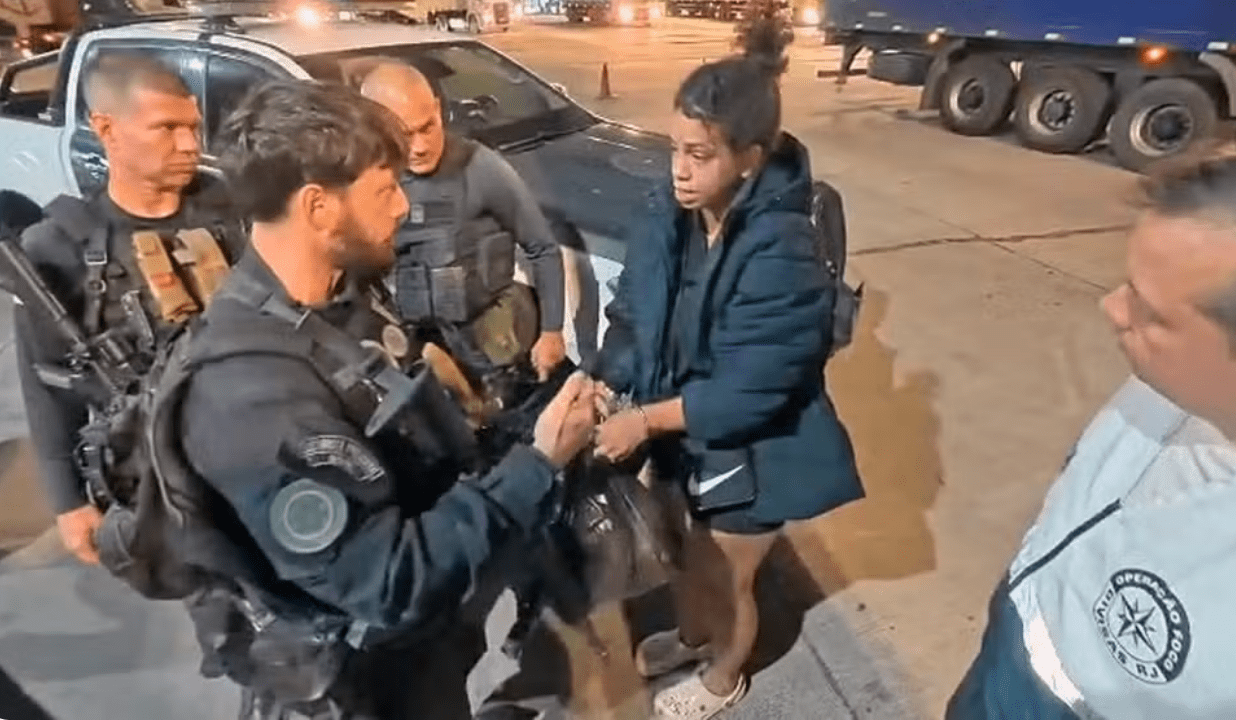 gilmara-presa-fuzis-onibus-de-turismo