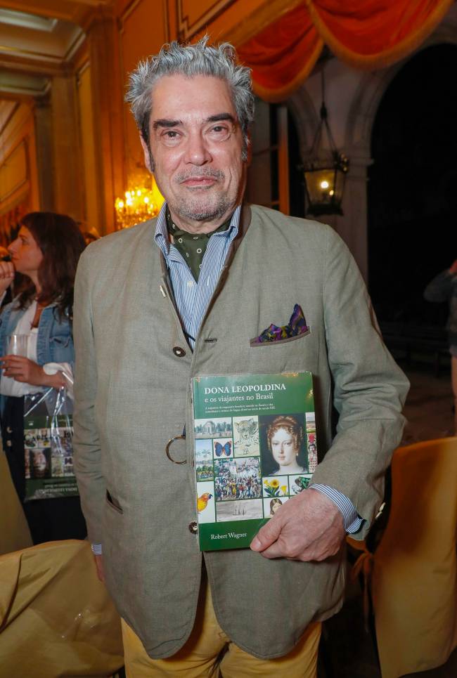 Curador e escritor Julio Bandeira