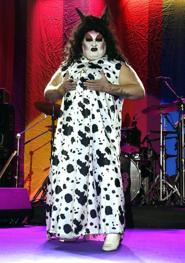 Karina Karão em performance imitando a famosa transformista americana Divine, persoangem dos filmes de John Waters