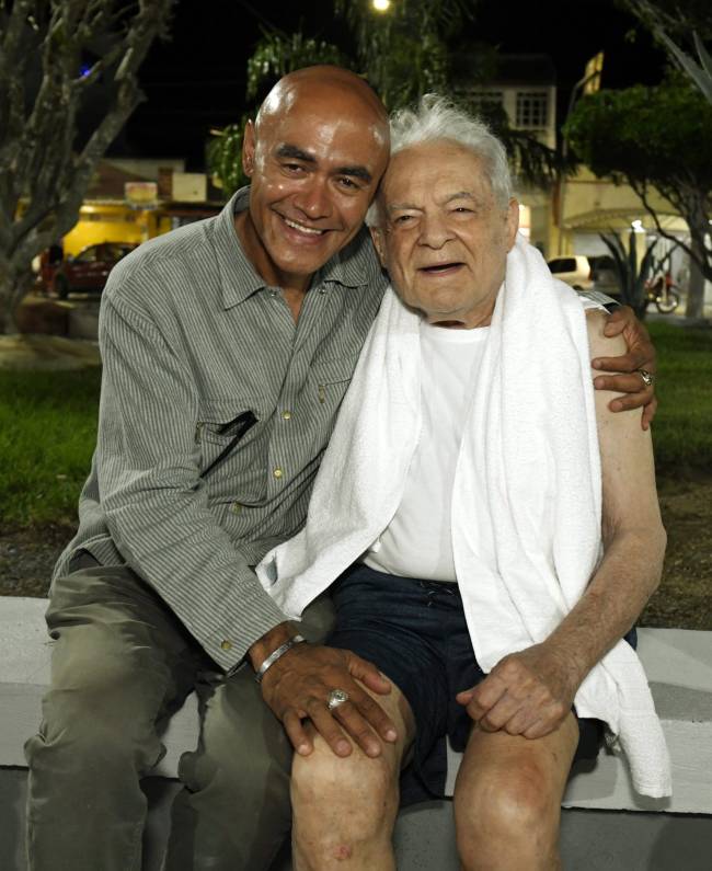 _DSC4490 O artista Edmilson Santana e Othon Bastos na Praça ANA OLIVEIRA - NOV 2025 - CG