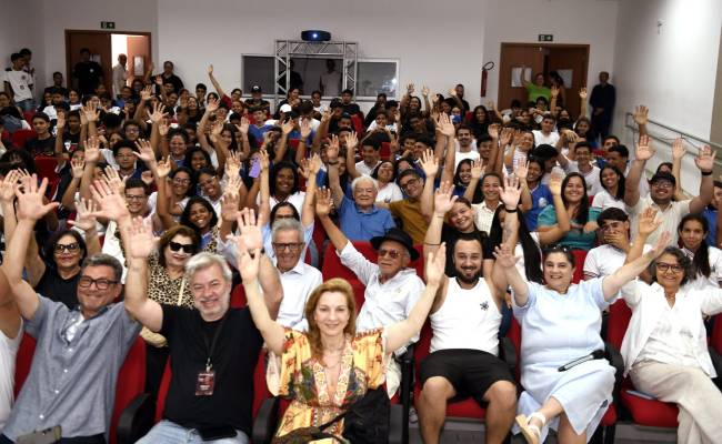 _DSC4604 Othos Bastos com alunos do COMPLEXO EDUCACIONAL TUCANO exibindo o FESTIVAL de Cinema OTHON BASTOS - - NOV 2025 -CG