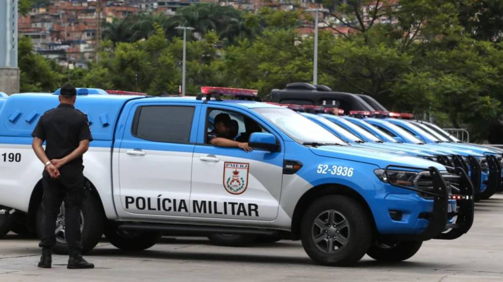 Bebês de 5 e 8 dias são salvos por PMs após engasgar