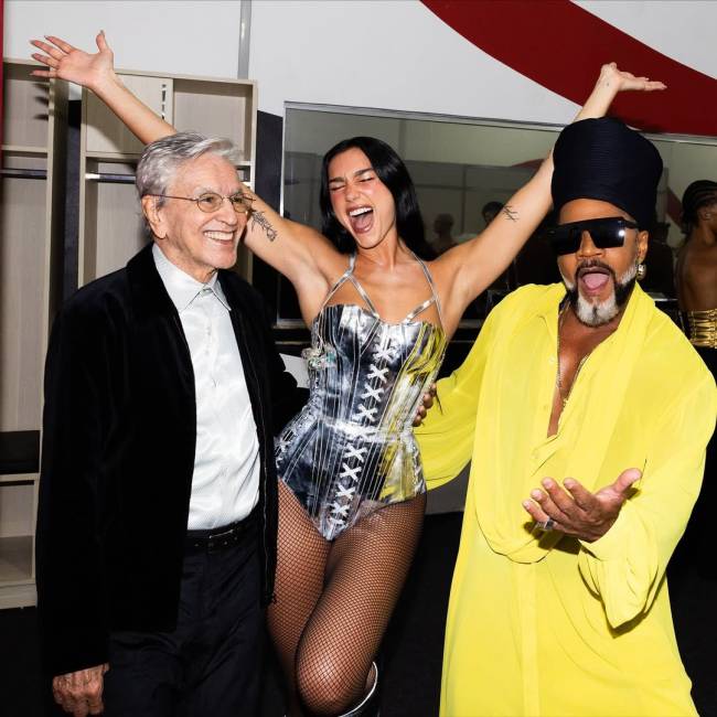 Dua Lipa entre Caetano Veloso e Carlinhos Brown no show de SP