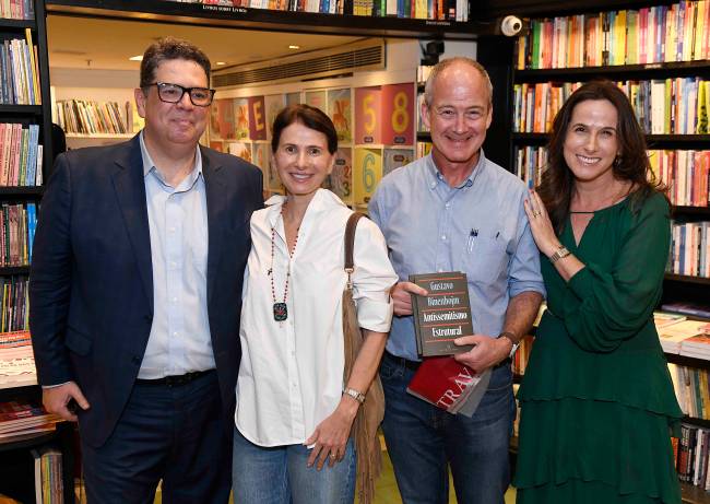 Leticia e Gustavo Binenbojm entre Elaine e Paulo Magalhães