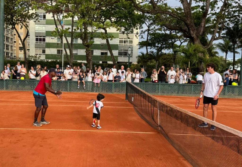 João Fonseca volta às origens e encanta crianças no Country. Vídeo!
